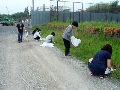 本社周辺地域は雑草も多く鎌で刈りました