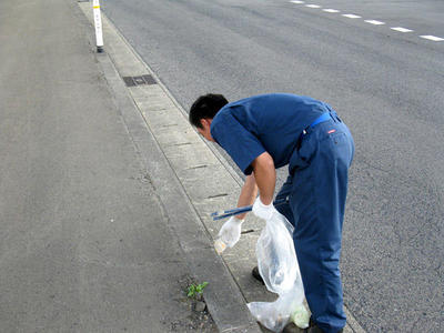 道路脇のごみもしっかり拾います