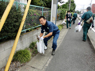 植え込みもしっかり清掃します